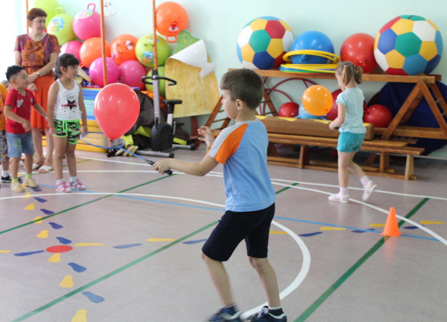 Игра детская шары. Эстафеты с воздушными шарами. Эстафета с воздушными шарами для детей. Эстафеты с воздушными шарами в детском саду. Эстафеты с воздушными ш.